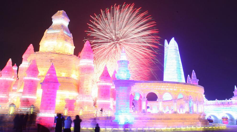 За поредна година: Приказен леден град се издигна в Китай (СНИМКИ)