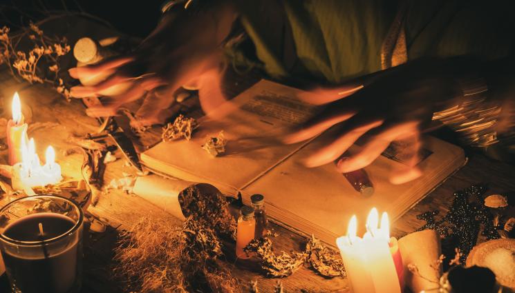 ритуал - Депутатка изби рибата, прави заклинания пред колегите! (ВИДЕО)