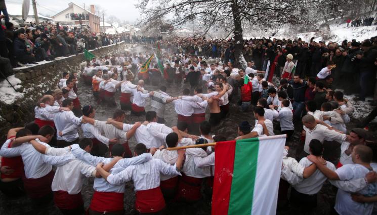 калофер мъжко хоро - ЗА РЕКОРД: 7000 се изсипват за мъжкото хоро в Калофер