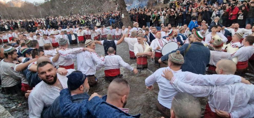 Точно 5 минути преди 8 часа сутринта, млади момчета и