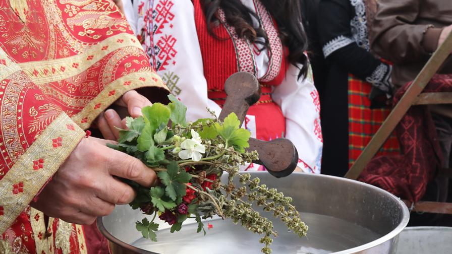 Днес небето се отваря за желания: Богоявление е!