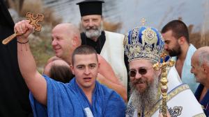 Двайсетгодишният Любомир Мутафчийски извади Богоявленския кръст от водите на езерото