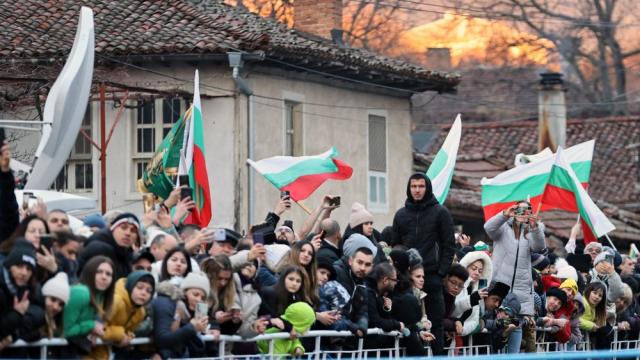 Стотици българи скочиха в ледени води, за да хванат кръста на Богоявление (СНИМКИ)