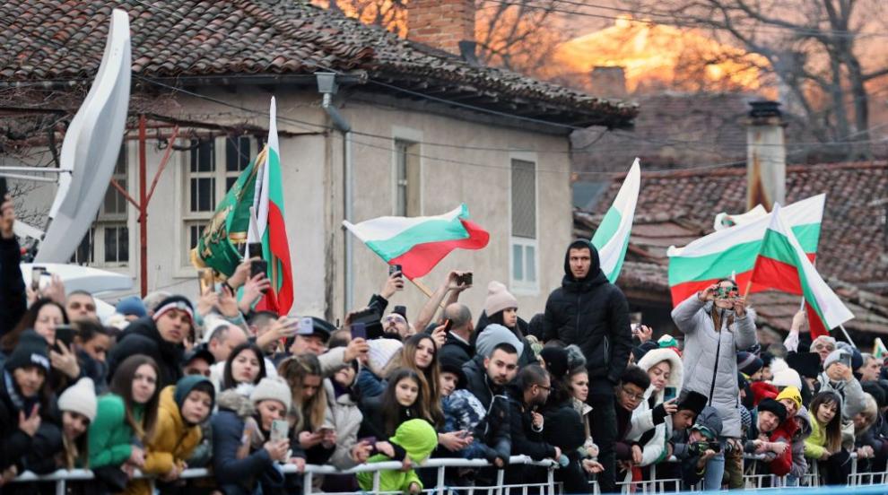 Стотици българи скочиха в ледени води, за да хванат кръста на Богоявление (СНИМКИ)