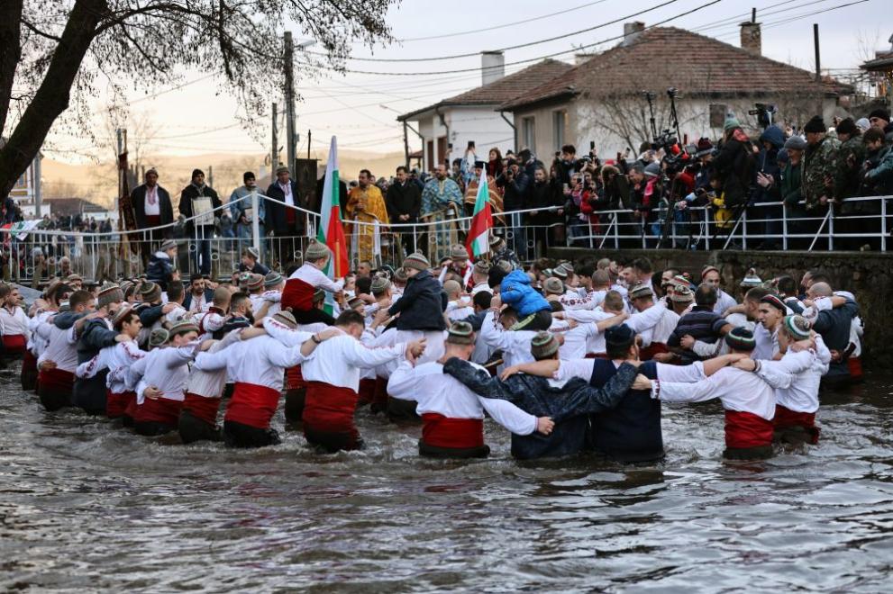От рано сутринта ентусиастите, които участват в мъжкото хоро в Калофер на