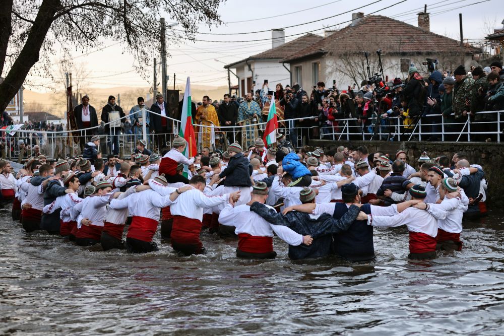 Стотици се включват и тази година в традиционното мъжко хоро във водите на река Тунджа в Калофер