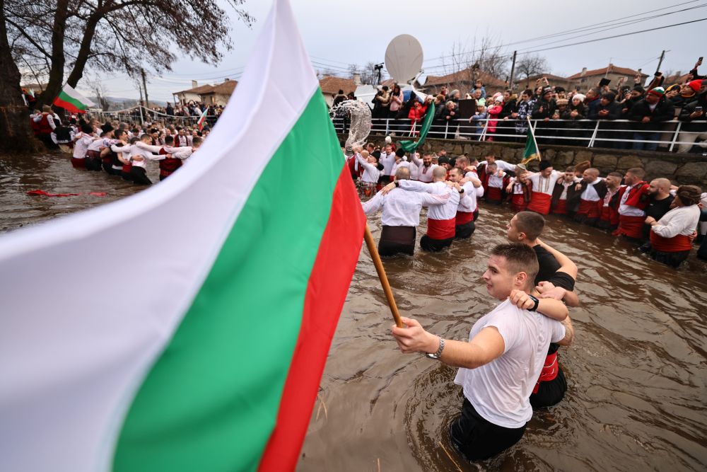 Стотици се включват и тази година в традиционното мъжко хоро във водите на река Тунджа в Калофер