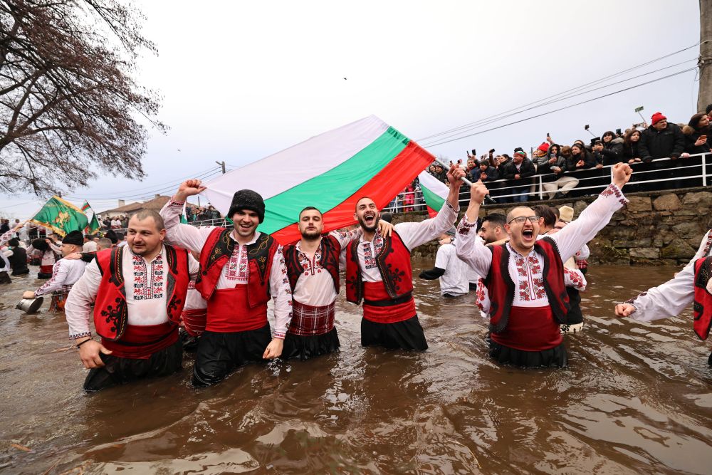 Стотици се включват и тази година в традиционното мъжко хоро във водите на река Тунджа в Калофер