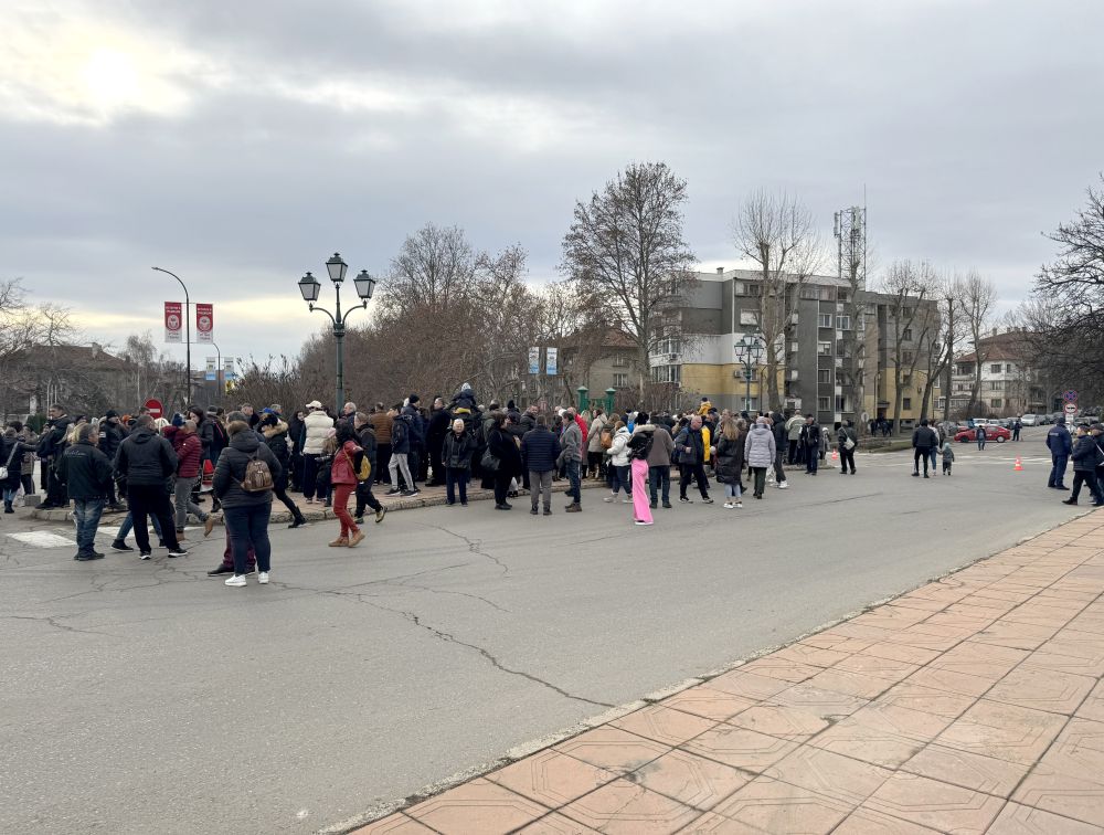 десетки казанлъчани се събраха край Старата река за традиционния Богоявленски ритуал