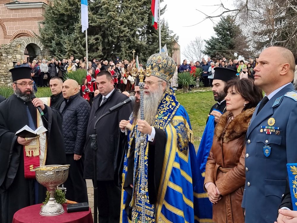 Светият кръст бе хвърлен във водите на река Арда в Кърджали за големите и в затоплен басейн за малките