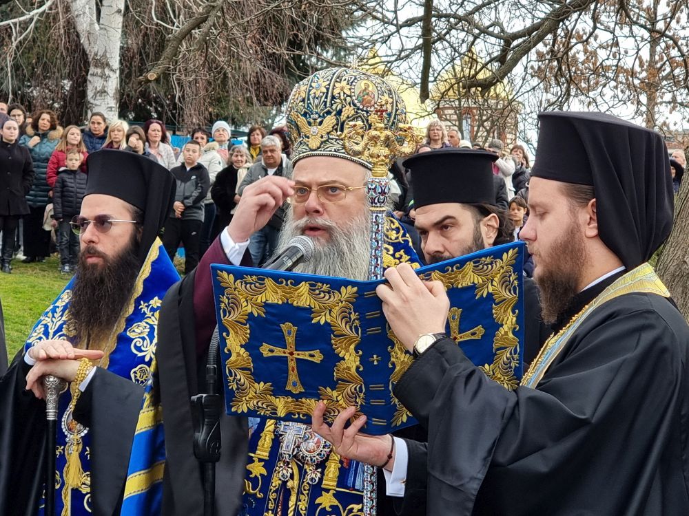 Светият кръст бе хвърлен във водите на река Арда в Кърджали за големите и в затоплен басейн за малките