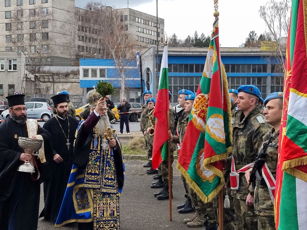 Светият кръст бе хвърлен във водите на река Арда в Кърджали за големите и в затоплен басейн за малките