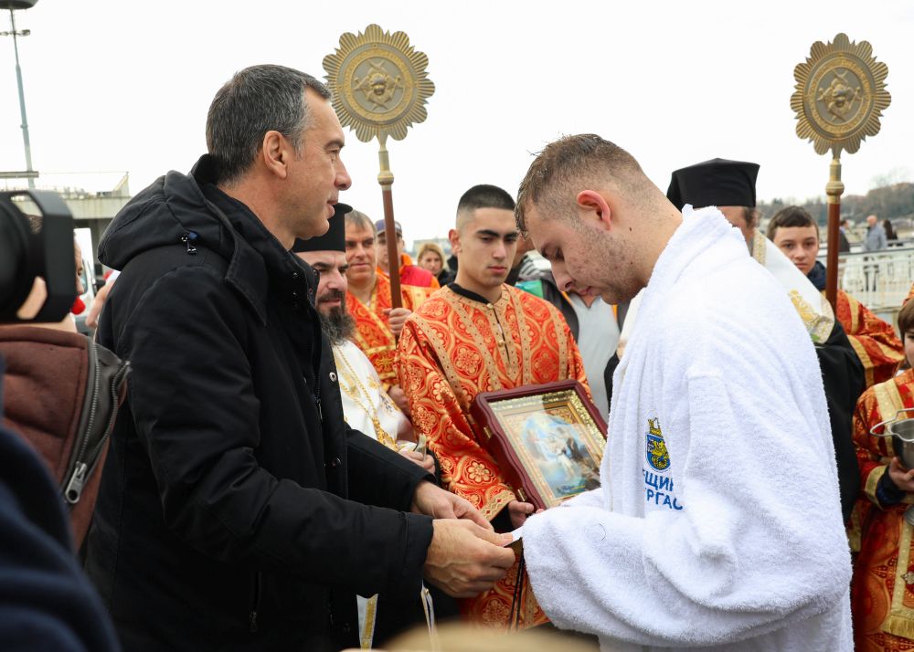 По традиция на Богоявление се провежда спасяване на Светия кръст от бургаския мост