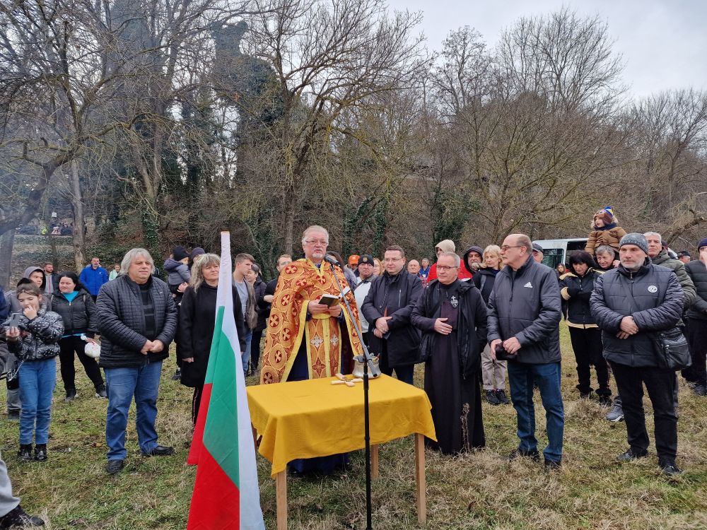 Двадесет и три годишният финансист Александър Георгиев извади кръста на Богоявление в Русе