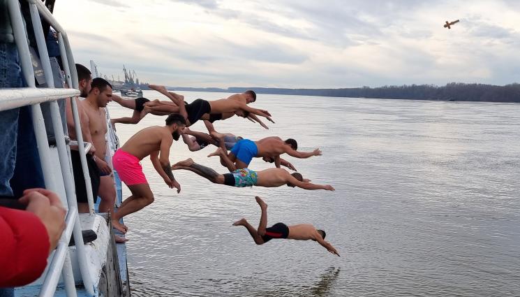 Богоявление кръст - Богоявленски кръст се счупи на две