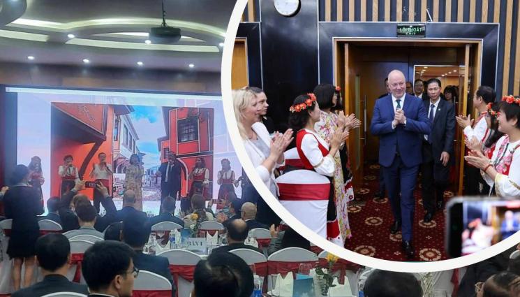 Виетнам - За принос към взаимната дружба: Желязков отличи шестима виетнамци, изпяха му „Една българска роза”