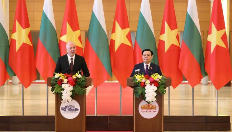 Росен Желязков - След срещата на Росен Желязков с колегата му Въонг Дин Хуе: Учим Виетнам да пишат закони, те купуват розовото ни масло