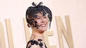Актрисата Розамунд Пайк превърна нещастен инцидент в модна победа 44 годишната