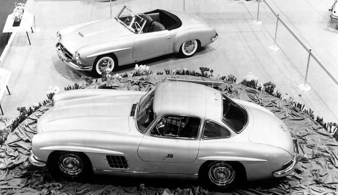  Mercedes Benz 300 SL Gullwing (W 198, на преден план) и190 SL дебютират на автомобилния салон в Ню Йорк през февруари 1954 г.