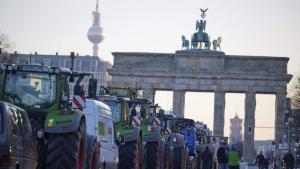 Германски фермери протестиращи срещу промените в селскостопанската политика нарушиха трафика