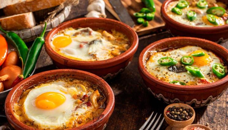 Гювечета - ЛЕСНО И ВКУСНО: Апетитни гювечета с наденички, картофи и сирене - бързо хапване за хора без свободно време