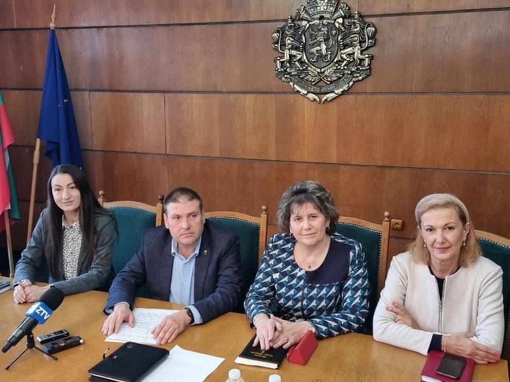 Снимка: Представиха трети заместник-кмет и нови началници на отдели в Община Плевен