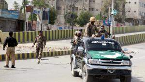 Бомба заложена на път в Пакистан уби днес най малко петима