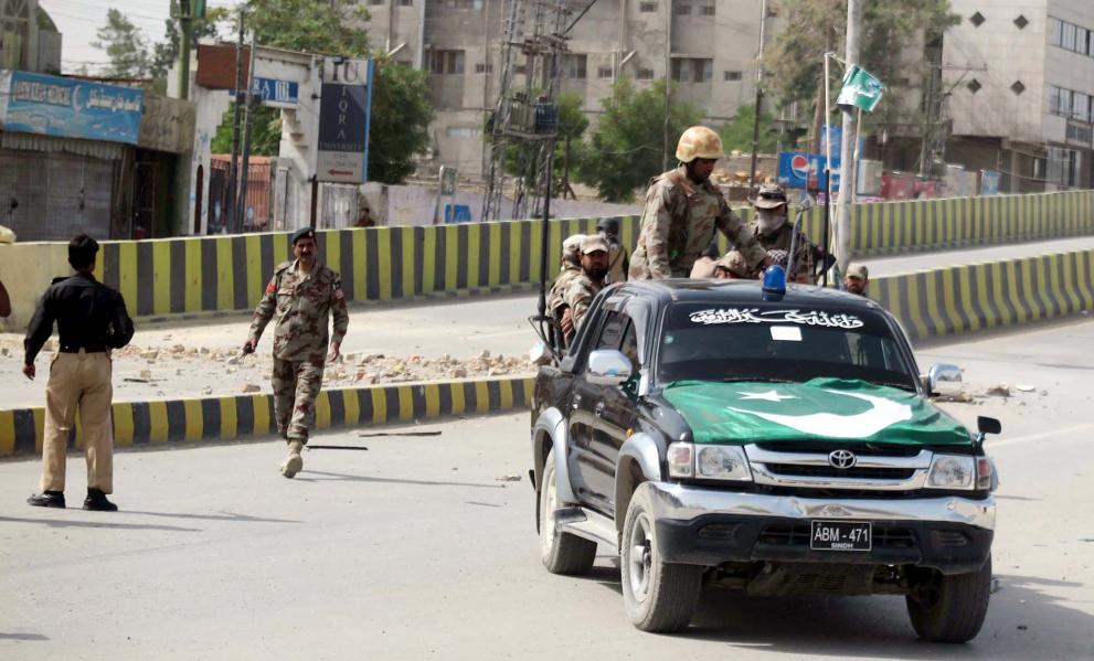Бомба, заложена на път в Пакистан, уби днес най-малко петима