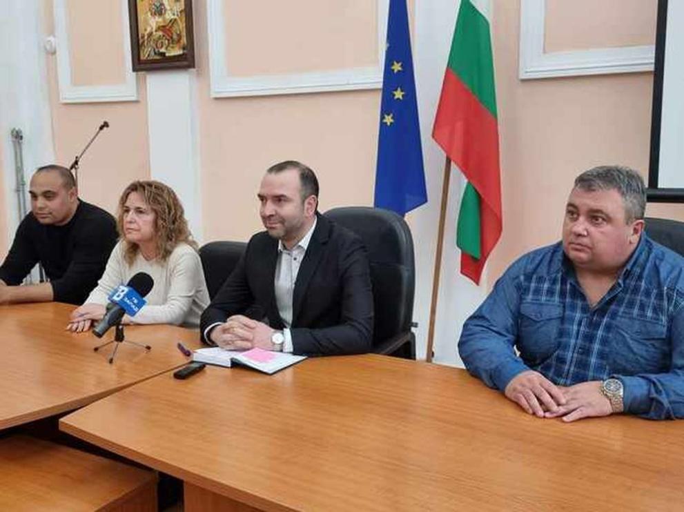 Кметът на Кюстендил Огнян Атанасов представи на пресконференция двама нови