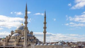 Един от посетителите на джамия в истанбулския квартал Фатих нападна
