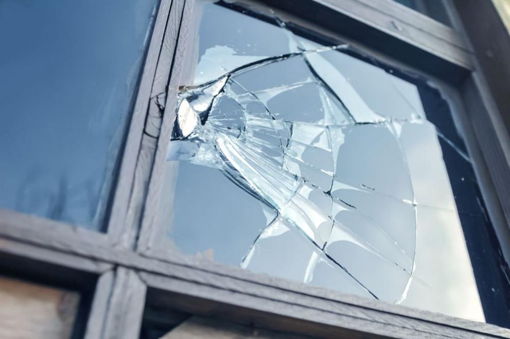 Снимка: Мъж нахлу в двора на 72-годишен негов съгражданин в Ловешко, счупил стъклата на прозорците