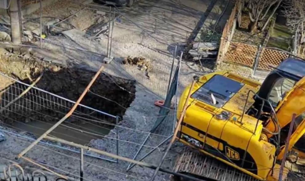 Верижен багер е блокирал входа на къща в столичния квартал