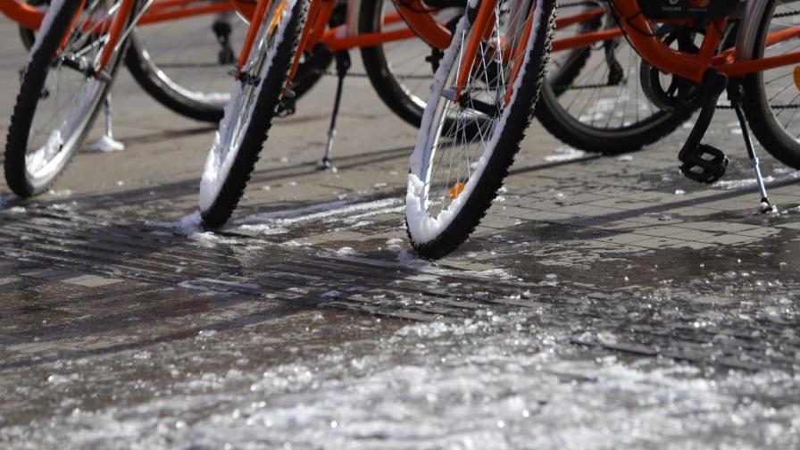 Над 60 пострадали по ледените тротоари в София (СНИМКИ)