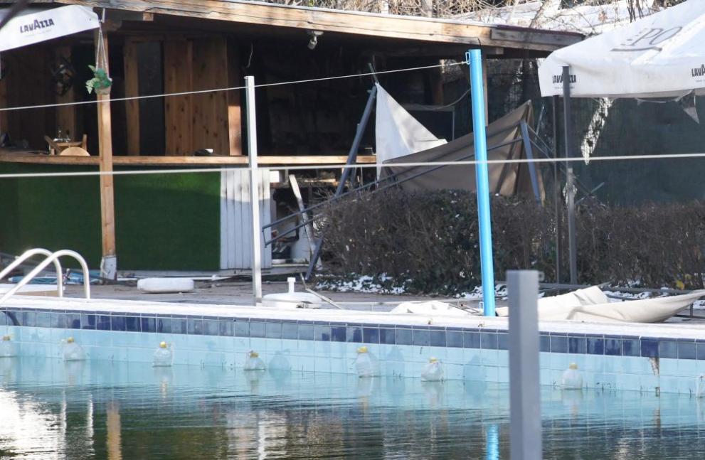 Горя част от заведение на басейн Флора“ в Бургас, предава