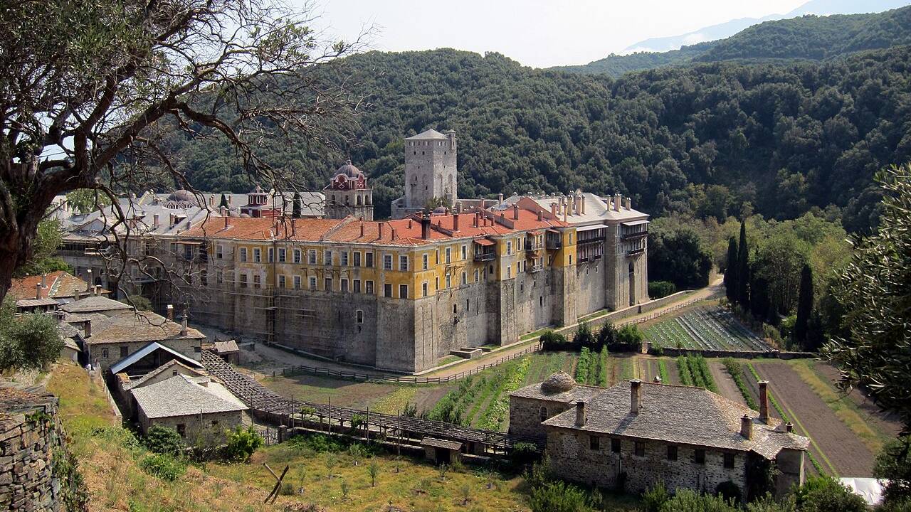  Атонският манастир Ивирон, дом на Чудотворната Богородица.