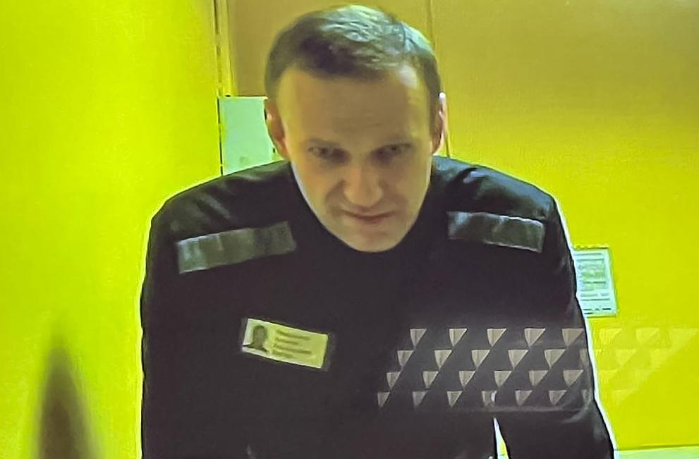 Усмихнат и шеговито настроен, Алексей Навални се появи на съдебно