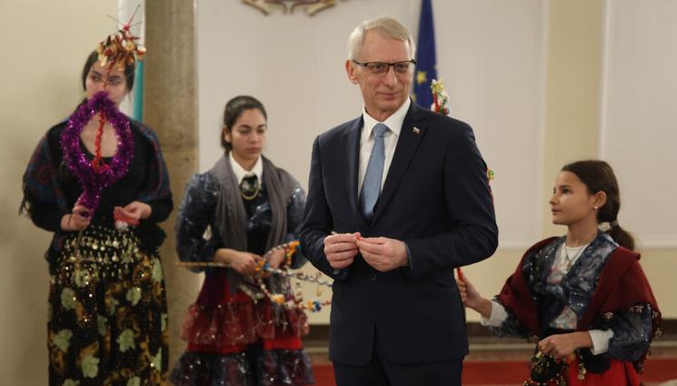 денков - ДАЙ СИ ЛЕВЧЕТО И СИ ГЛЕДАЙ КЕФЧЕТО: Ученици сурвакаха Денков