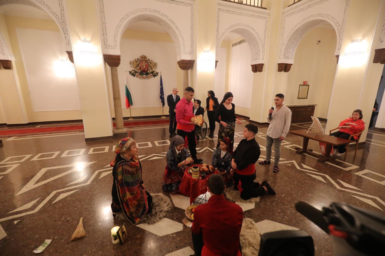 <p>Премиерът акад. Николай Денков прие в Министерския съвет ученици от Средно училище &bdquo;Трайко Симеонов&ldquo; в град Шумен по случай Василица &ndash; празникът, почитан от ромската общност като начало на Новата година. С наричания за здраве и берекет, както и облечени в типичните за етноса носии, възпитаниците на учебното заведение пресъздадоха традиционната подготовка за Василица и сурвакаха министър-председателя.</p>