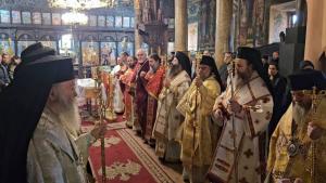 Стотици миряни се прощават със сливенския митрополит Йоаникий