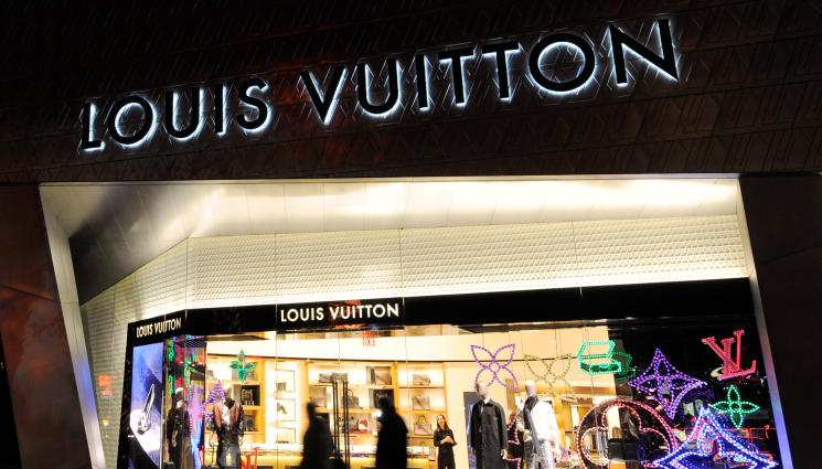 Louis Vuitton - Майка сподели скиците на сина си в нета – детето получи стаж в Луи Вюитон