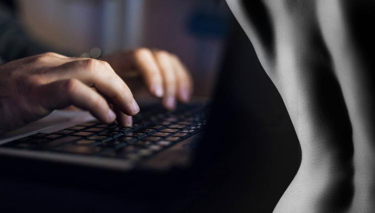 гола интернет - УЖАСЯВАЩА СТАТИСТИКА: Въртят близо 300 хил. секс снимки с деца!