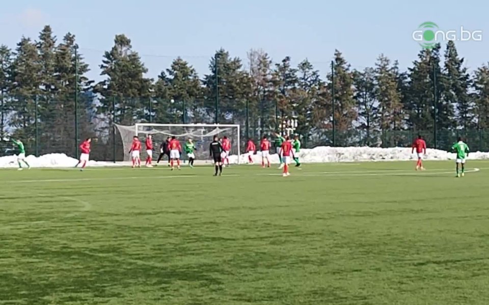 Литекс реагира мигновенно, а след изпълнение на корнер на първа