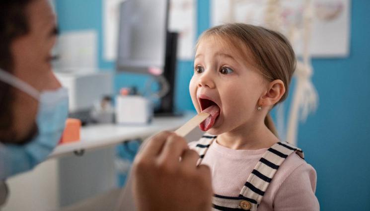 дете лекар - НЯМАТ СИ РАБОТА: Лекари губят 72 дни в издаването на бележи