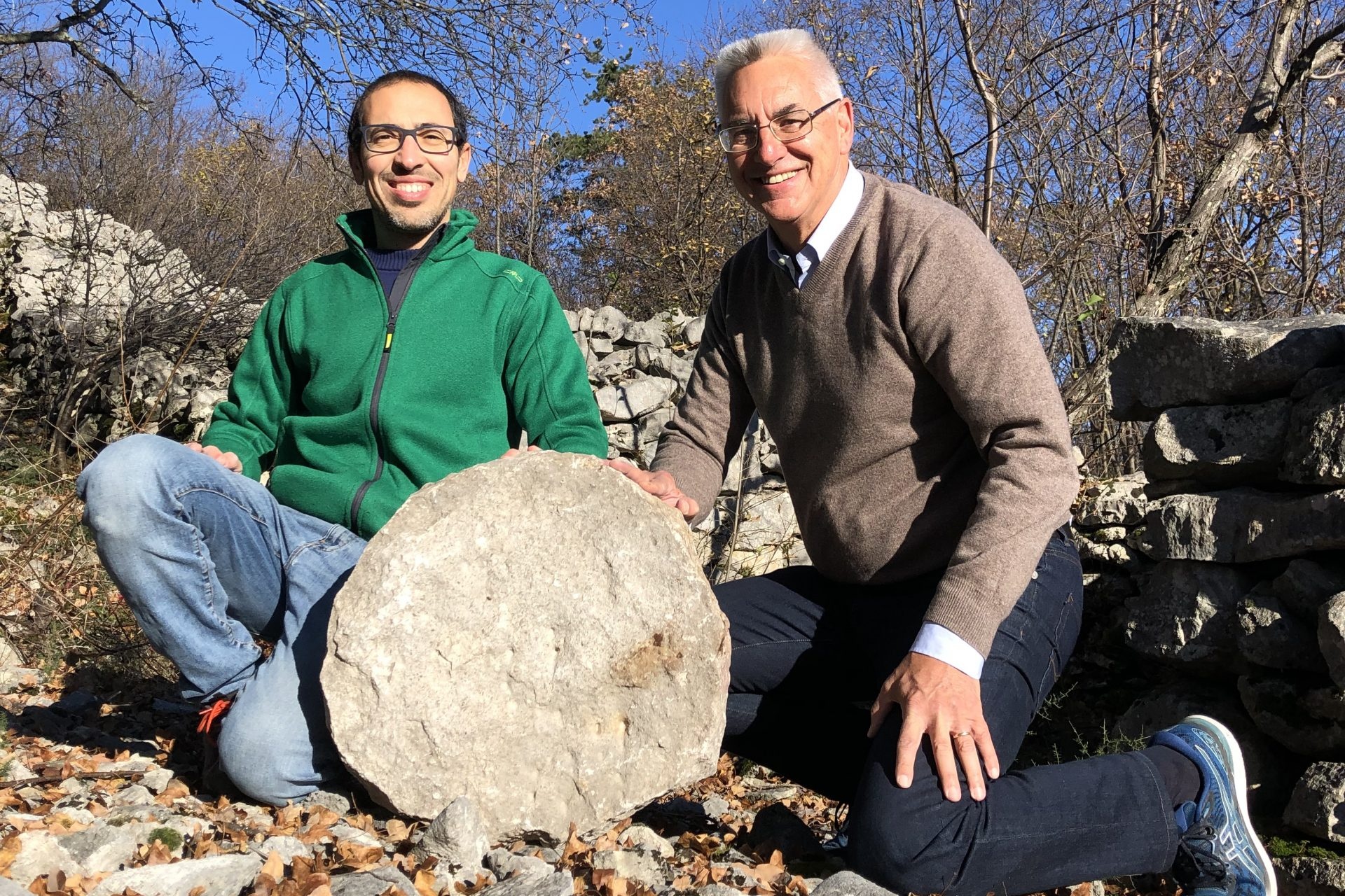  Археологът Федерико Бернардини и астрономът Паоло Моларо седят до каменния диск със звездната карта.
