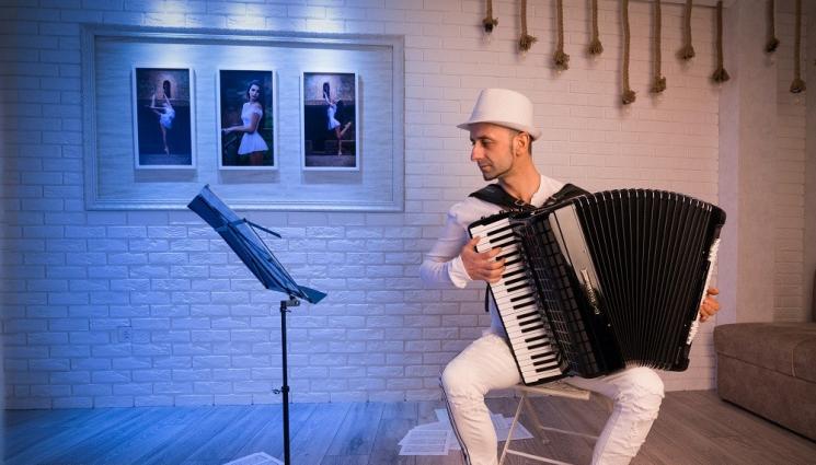 Калоян Куманов - Българин е част от Barcelona Gipsy balKan Orchestra