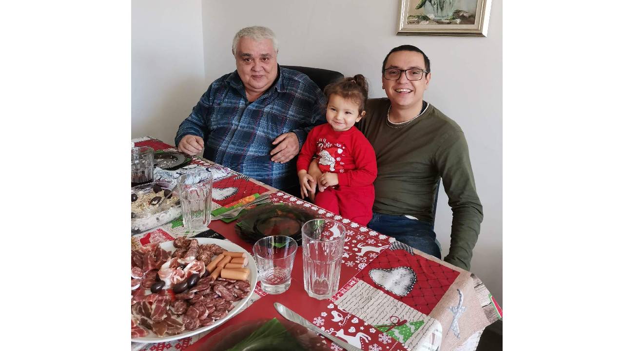 ОГОЛВАНЕ: Сашо Дойнов разказва живота си на сцена - Телеграф+ - Телеграф