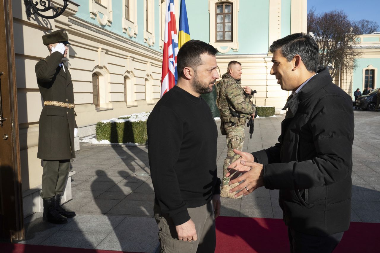 <p>Британският министър-председател Риши Сунак пристигна на посещение в Украйна, за да се срещне с президента Володимир Зеленски след обявяването на голям нов пакет от &pound;2,5 милиарда военна помощ през следващата година</p>