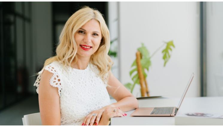 Деси - Писателката Десислава Дюлгеран пред