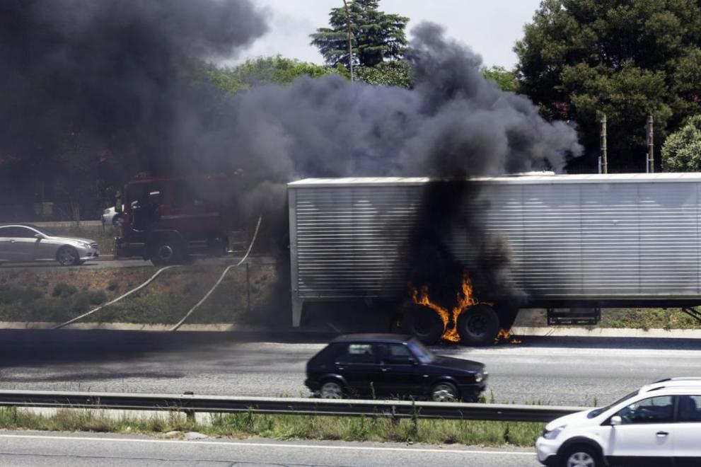 Снимка: Тир горя на автомагистрала „Тракия“