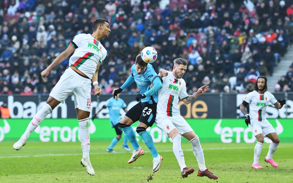 С гол дълбоко в добавеното време на Езекиел Паласиос Байер